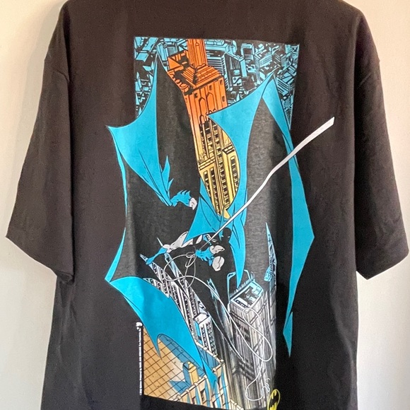 NEW LARGE Mask and Disguise YEAR 2 BATMAN GUN black t shirt DC Comics graphic t - Picture 3 of 6